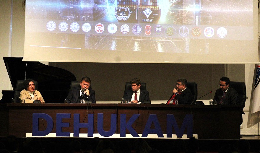 1-deniz-hukuku-zirvesi-yogun-bir-katilimla-gerceklesti-panel.jpg