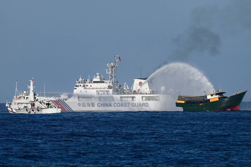 Çin Sahil Güvenlik gemisi Güney Çin Denizi’ndeki tartışmalı bir bölgede Filipinler’e ait bir gemiye su sıkıyor (AFP)