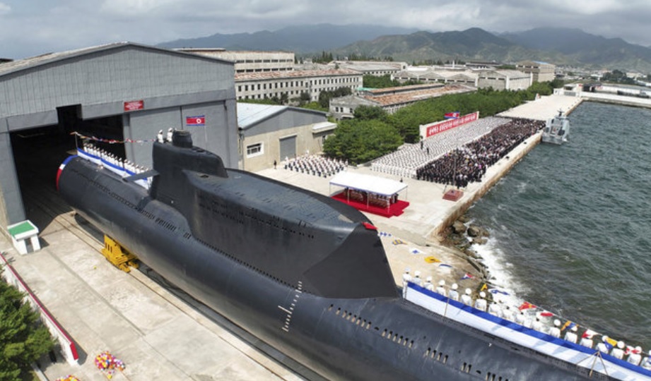 kuzey-kore-ilk-taktik-nukleer-denizaltisini-tanitti-1.jpg